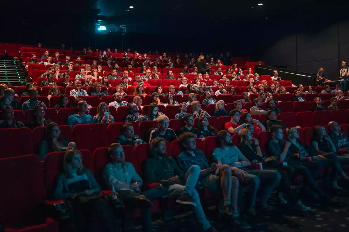 Una sala de cine llena de espectadores