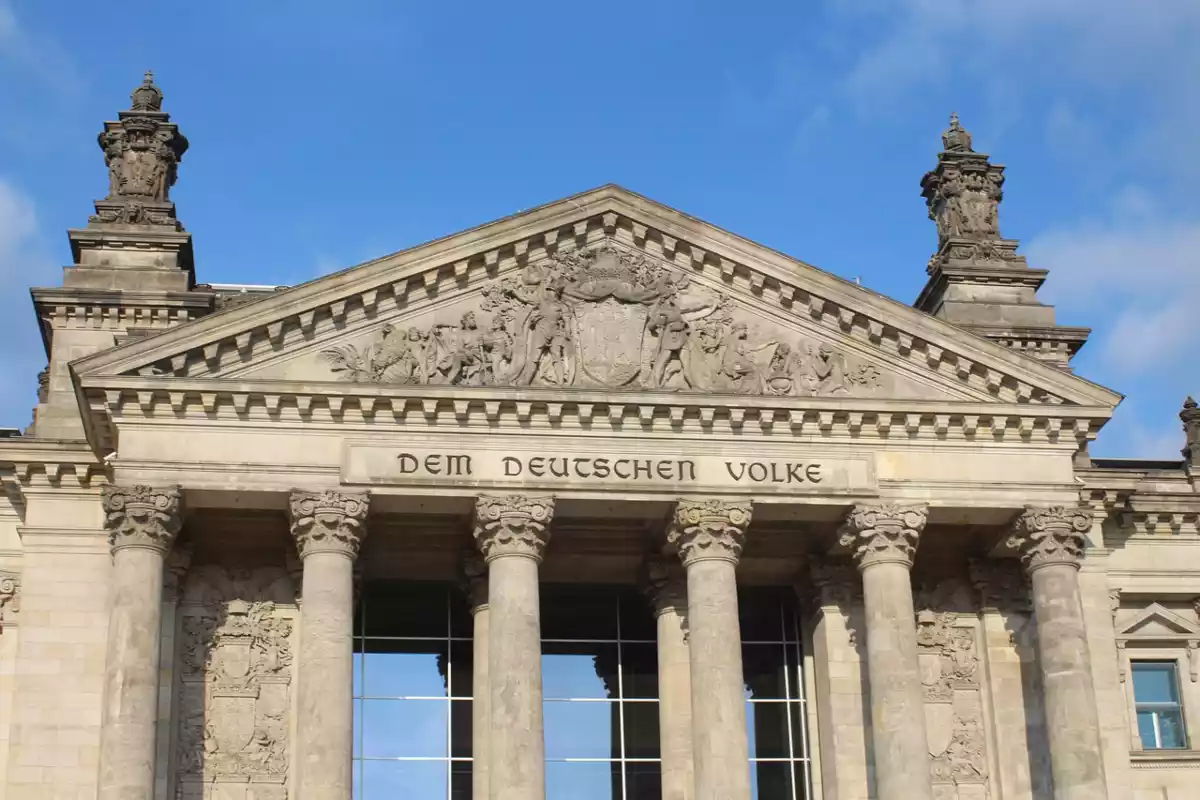 El Parlamento Federal Alemán con sede en Berlín en un día soleado