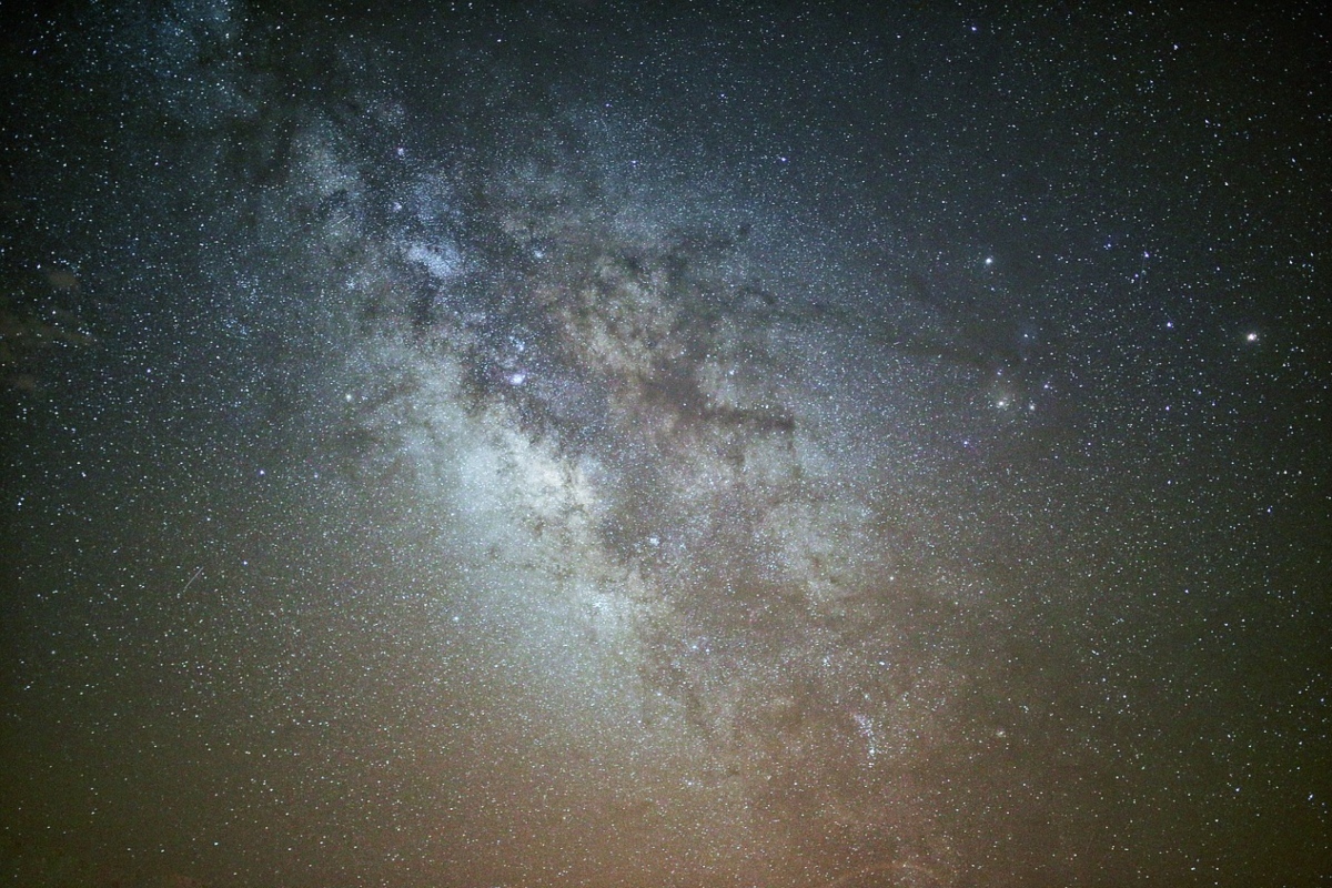 Imagen de la Vía Láctea con una parte importante de las estrellas que la componen y polvo galáctico