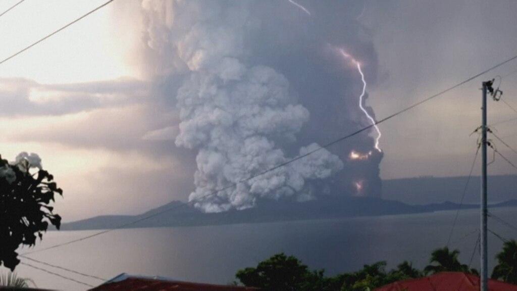 Volcán en plena erupción con relámpagos asociados