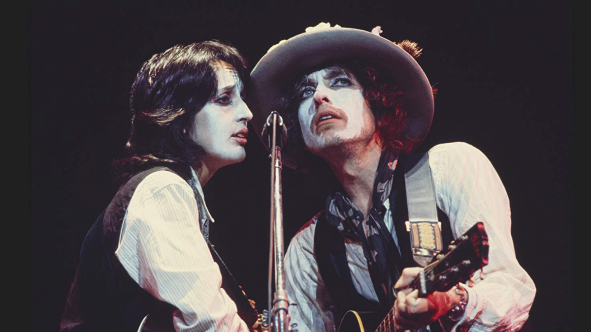 Bob Dylan y Joan Baez en una imagen del documental de Netflix
