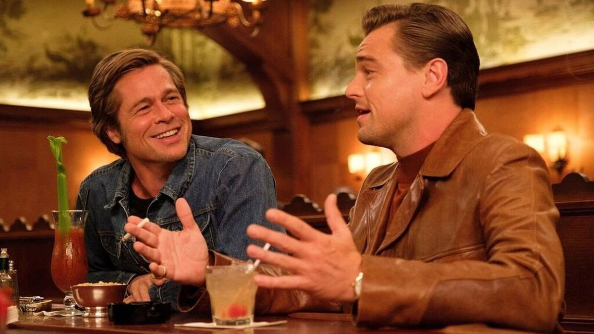 Pitt y DiCaprio, conversando al comienzo de la película